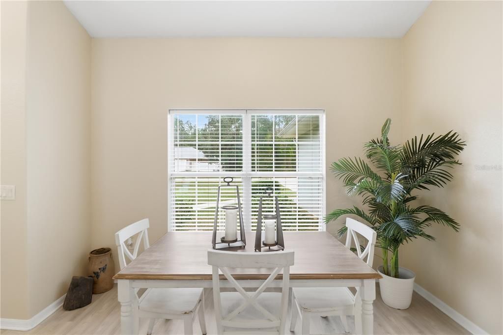 合同活跃: $325,000 (3 贝兹, 2 浴室, 1631 平方英尺)