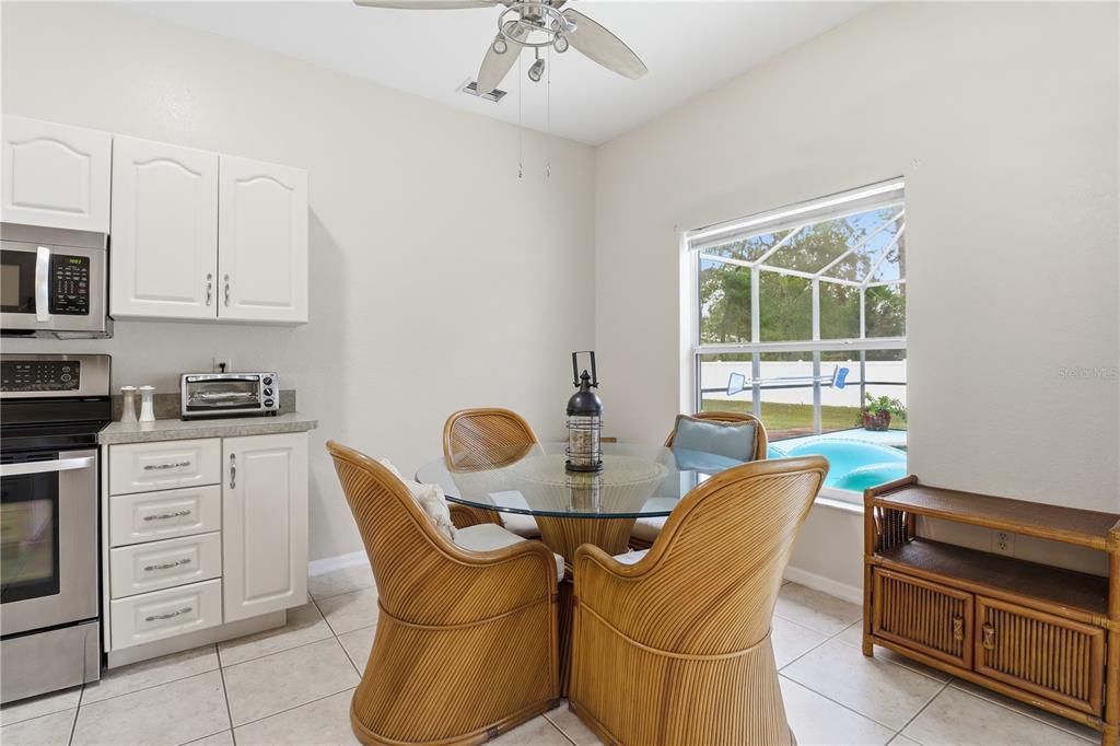 合同活跃: $325,000 (3 贝兹, 2 浴室, 1631 平方英尺)