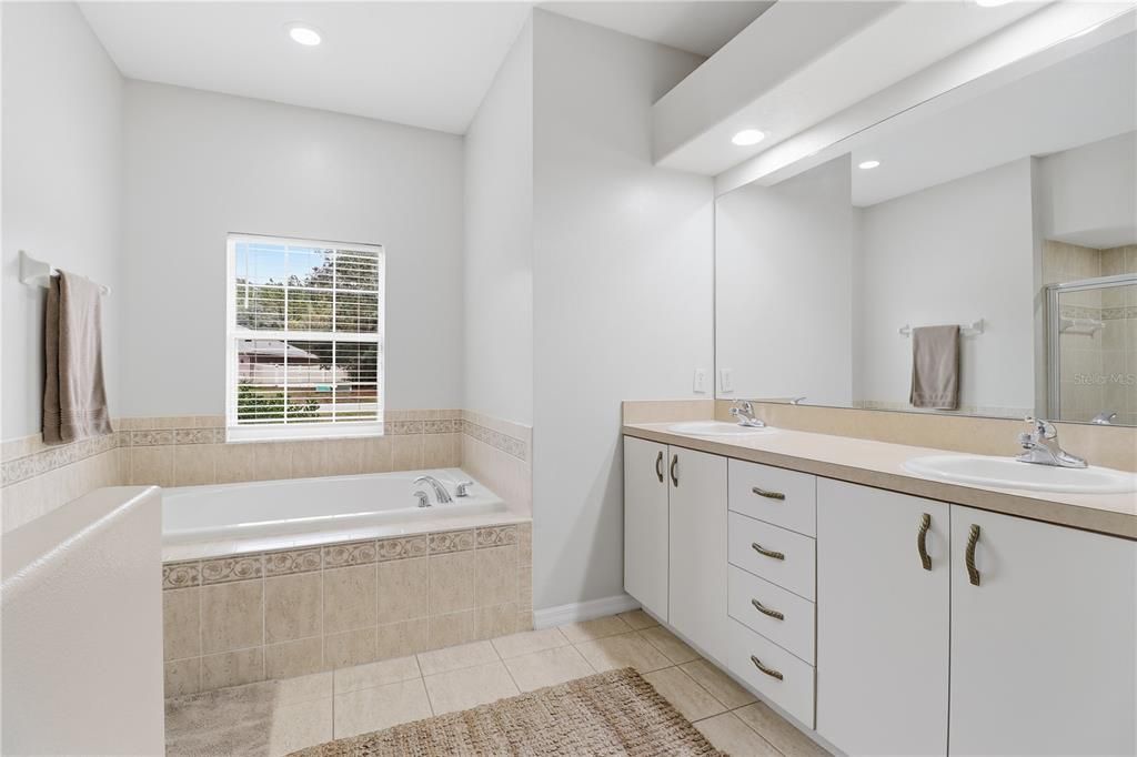 合同活跃: $325,000 (3 贝兹, 2 浴室, 1631 平方英尺)