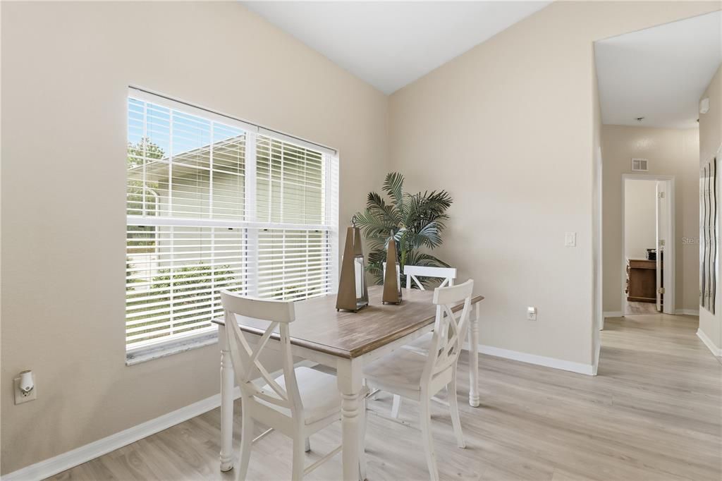 合同活跃: $325,000 (3 贝兹, 2 浴室, 1631 平方英尺)