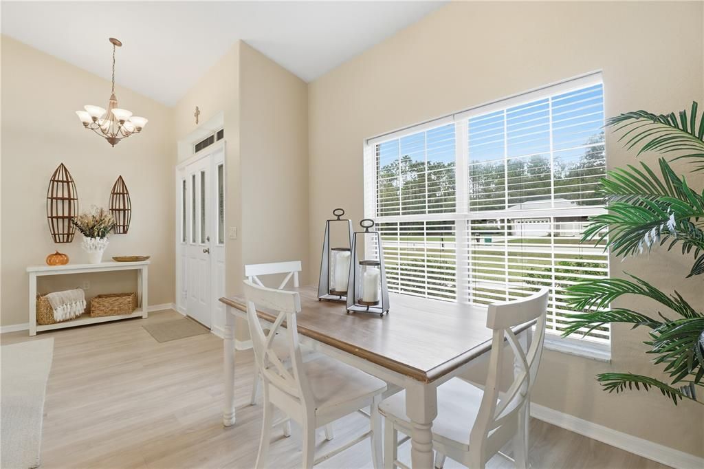 合同活跃: $325,000 (3 贝兹, 2 浴室, 1631 平方英尺)