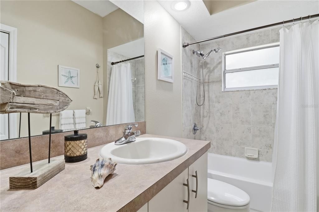 合同活跃: $325,000 (3 贝兹, 2 浴室, 1631 平方英尺)