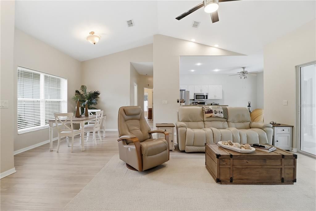 合同活跃: $325,000 (3 贝兹, 2 浴室, 1631 平方英尺)