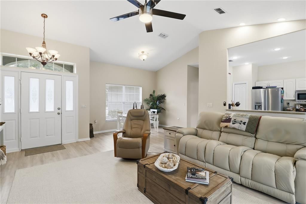 合同活跃: $325,000 (3 贝兹, 2 浴室, 1631 平方英尺)