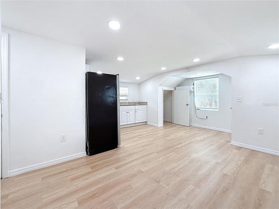 出租: $1,100 (0 贝兹, 1 浴室, 400 平方英尺)