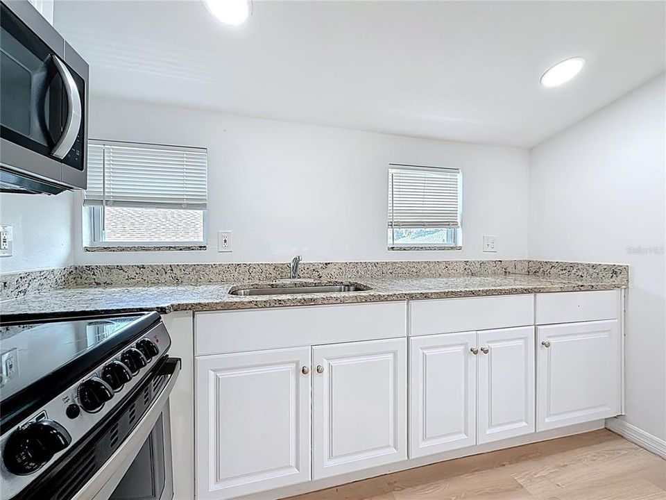 出租: $1,100 (0 贝兹, 1 浴室, 400 平方英尺)