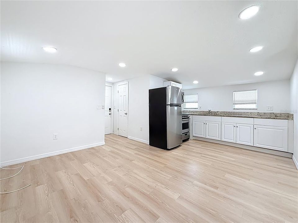 出租: $1,100 (0 贝兹, 1 浴室, 400 平方英尺)