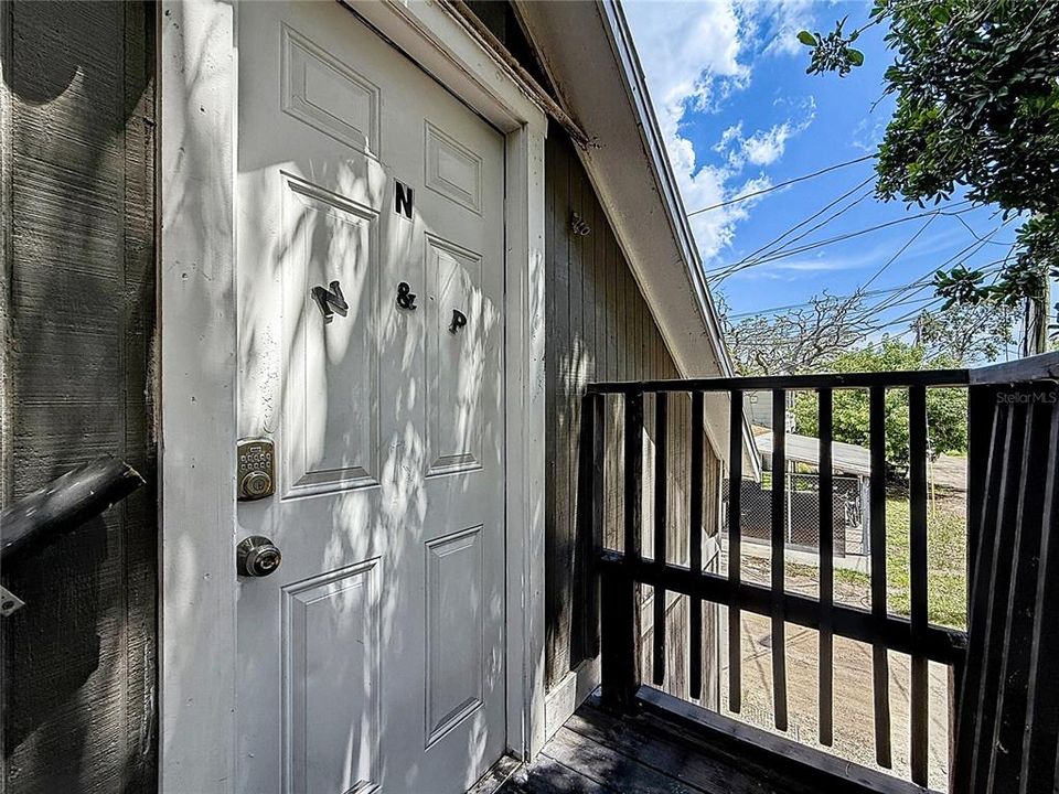 出租: $1,100 (0 贝兹, 1 浴室, 400 平方英尺)