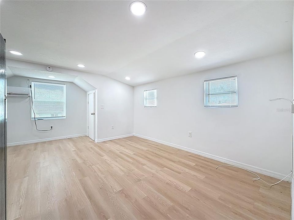 出租: $1,100 (0 贝兹, 1 浴室, 400 平方英尺)