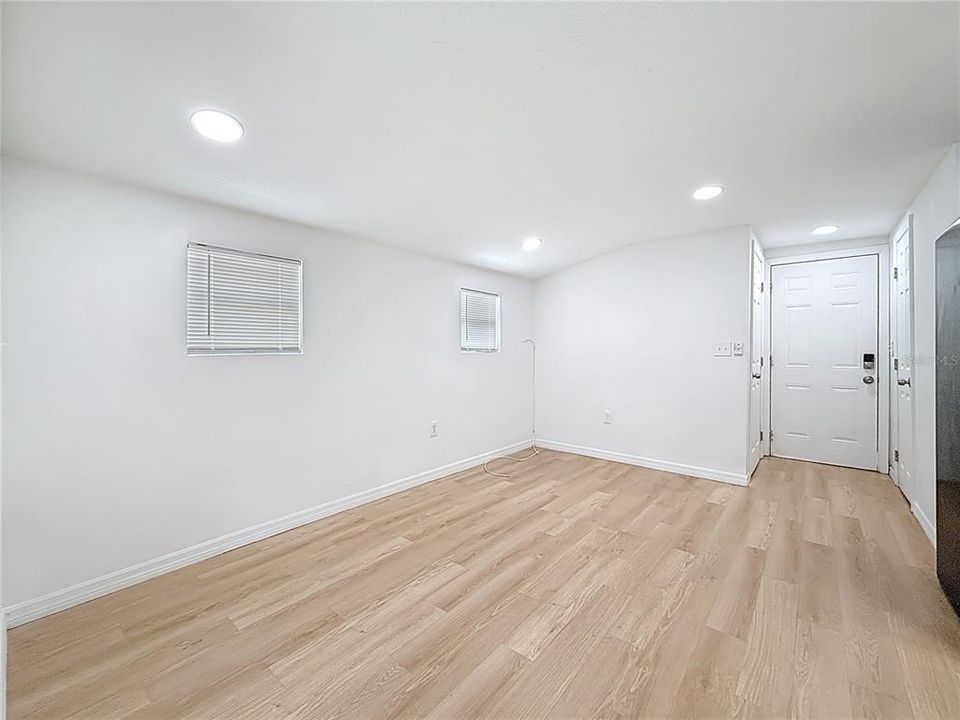 出租: $1,100 (0 贝兹, 1 浴室, 400 平方英尺)