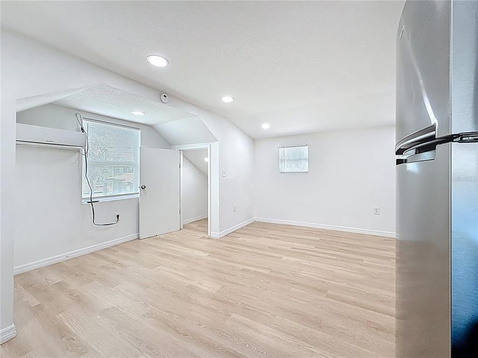 出租: $1,100 (0 贝兹, 1 浴室, 400 平方英尺)