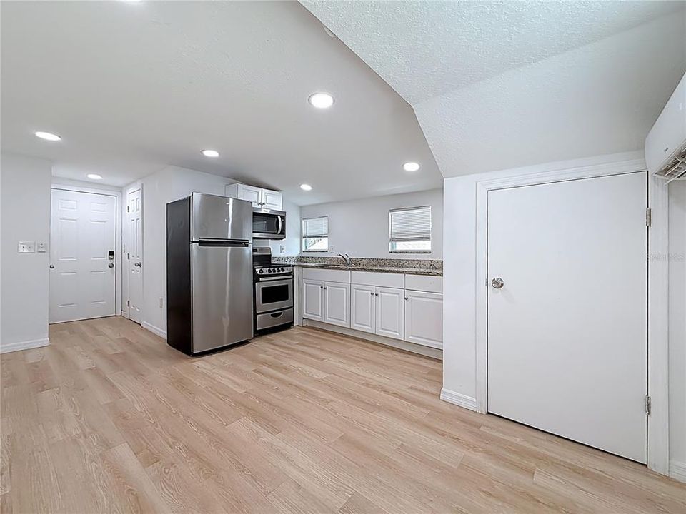 出租: $1,100 (0 贝兹, 1 浴室, 400 平方英尺)