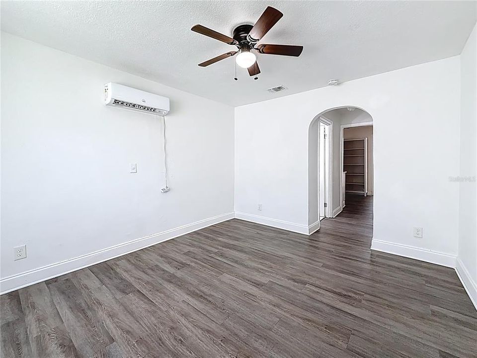 出租: $1,300 (1 贝兹, 1 浴室, 700 平方英尺)