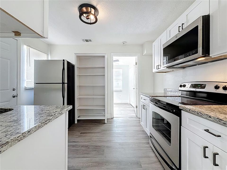 出租: $1,300 (1 贝兹, 1 浴室, 700 平方英尺)