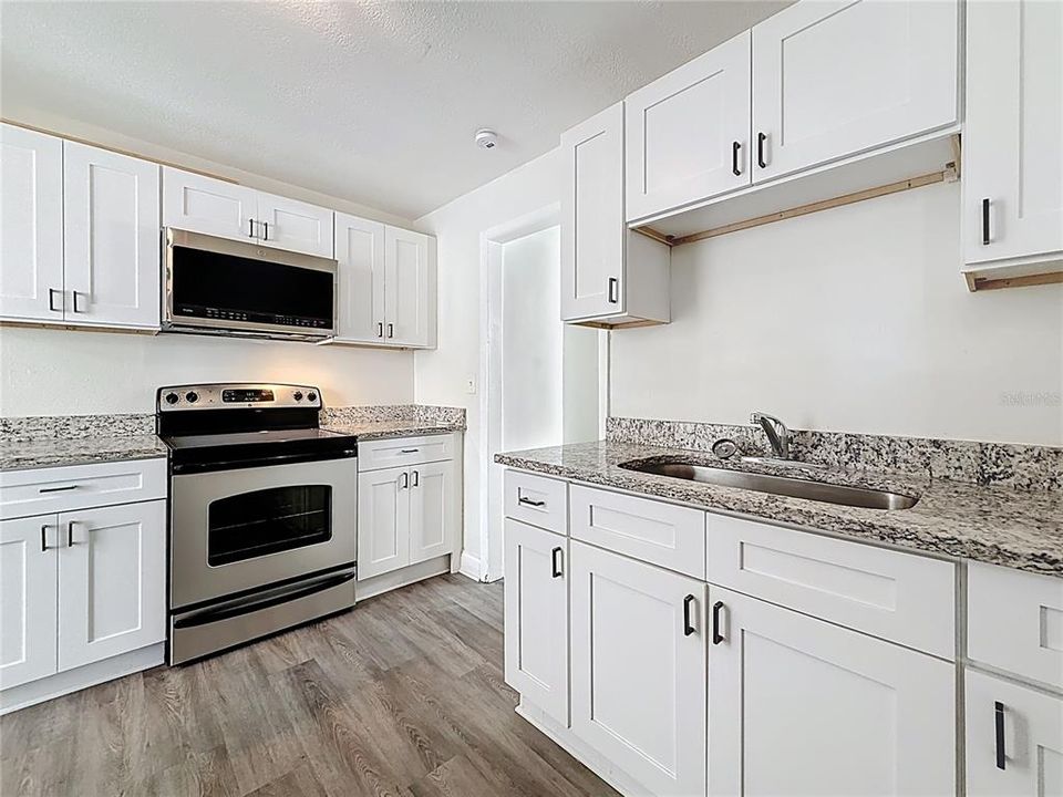 出租: $1,300 (1 贝兹, 1 浴室, 700 平方英尺)