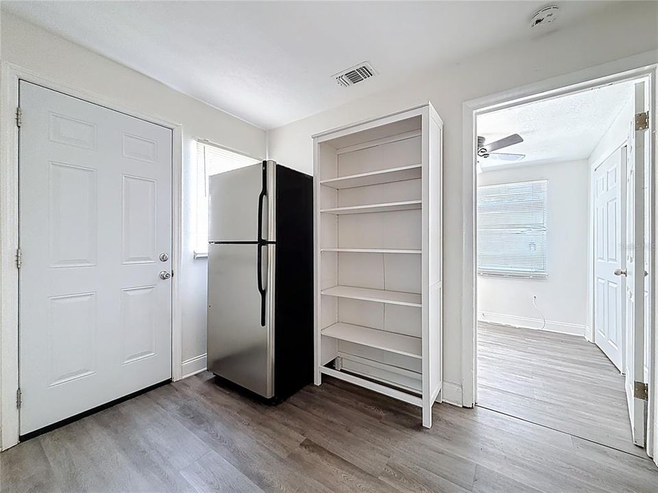 出租: $1,300 (1 贝兹, 1 浴室, 700 平方英尺)