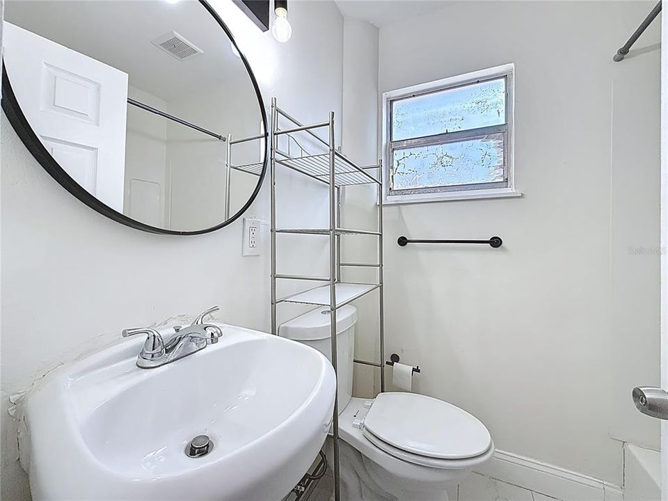 出租: $1,300 (1 贝兹, 1 浴室, 700 平方英尺)