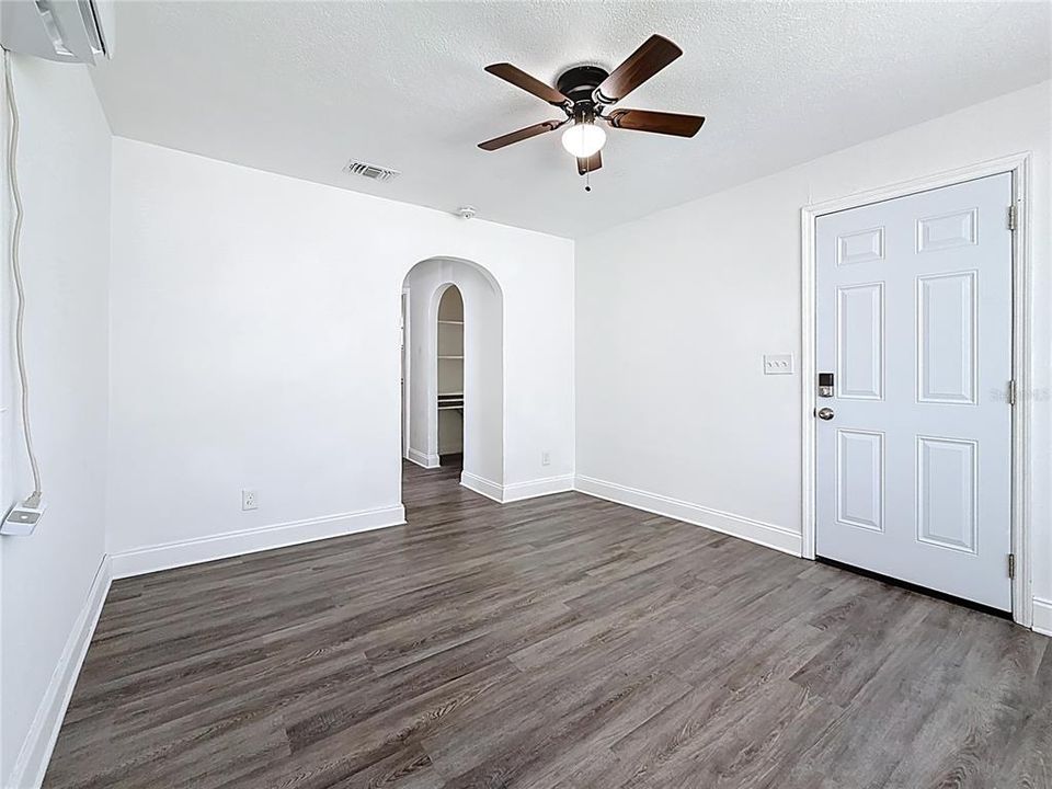 出租: $1,300 (1 贝兹, 1 浴室, 700 平方英尺)