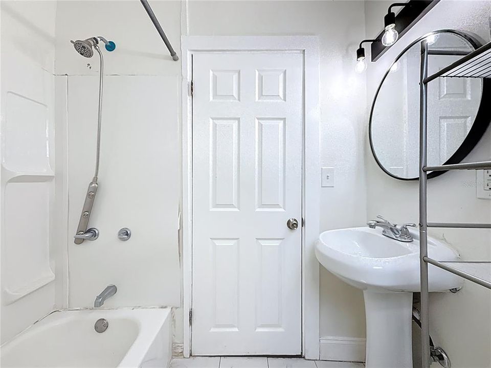 出租: $1,300 (1 贝兹, 1 浴室, 700 平方英尺)