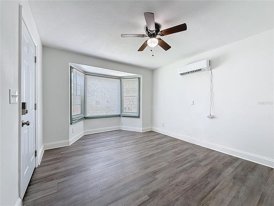 出租: $1,300 (1 贝兹, 1 浴室, 700 平方英尺)