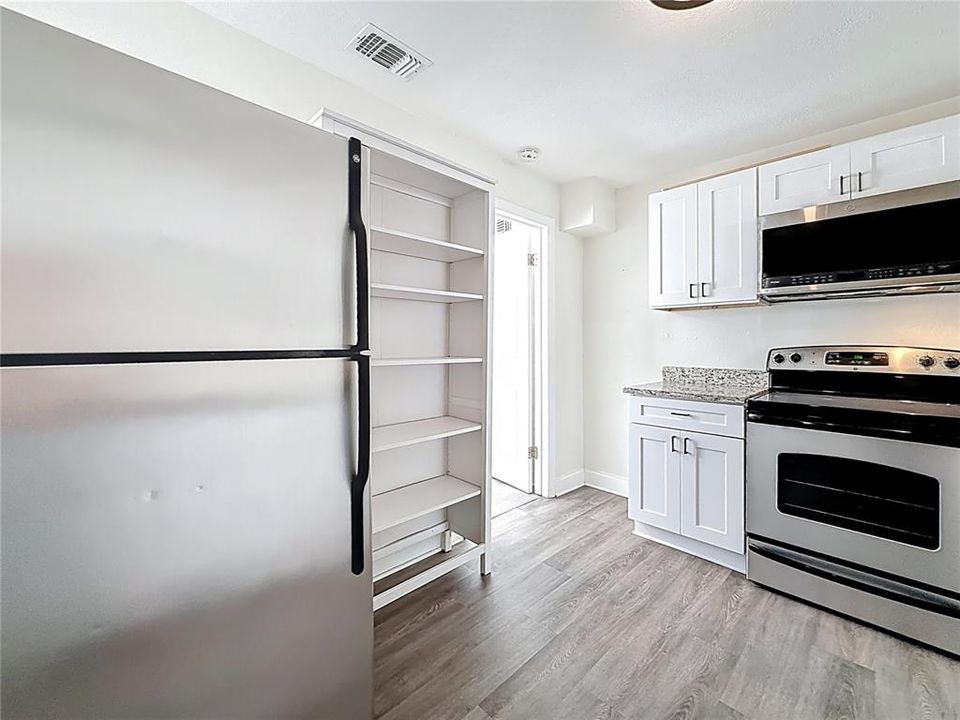 出租: $1,300 (1 贝兹, 1 浴室, 700 平方英尺)