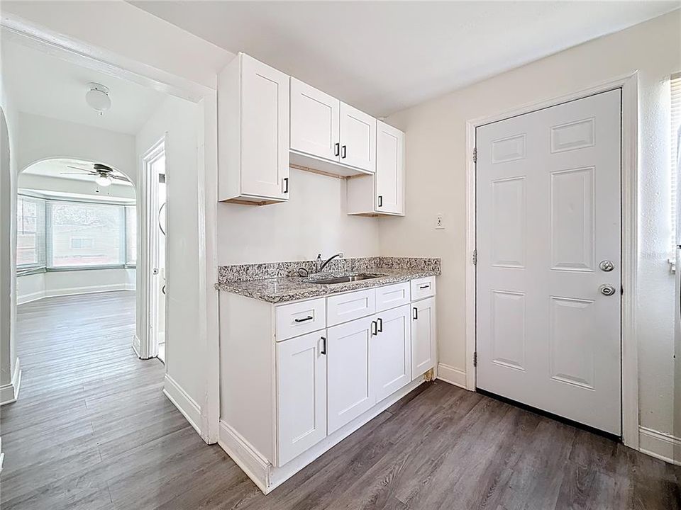 出租: $1,300 (1 贝兹, 1 浴室, 700 平方英尺)