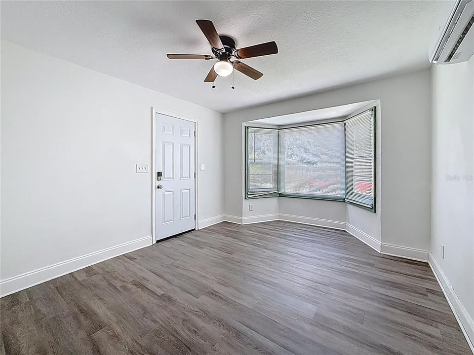 出租: $1,300 (1 贝兹, 1 浴室, 700 平方英尺)