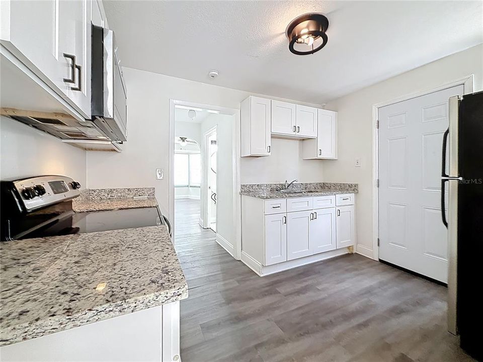 出租: $1,300 (1 贝兹, 1 浴室, 700 平方英尺)