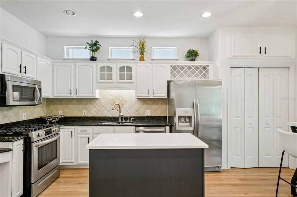 На продажу: $1,439,000 (4 спален, 2 ванн, 3008 Квадратных фут)