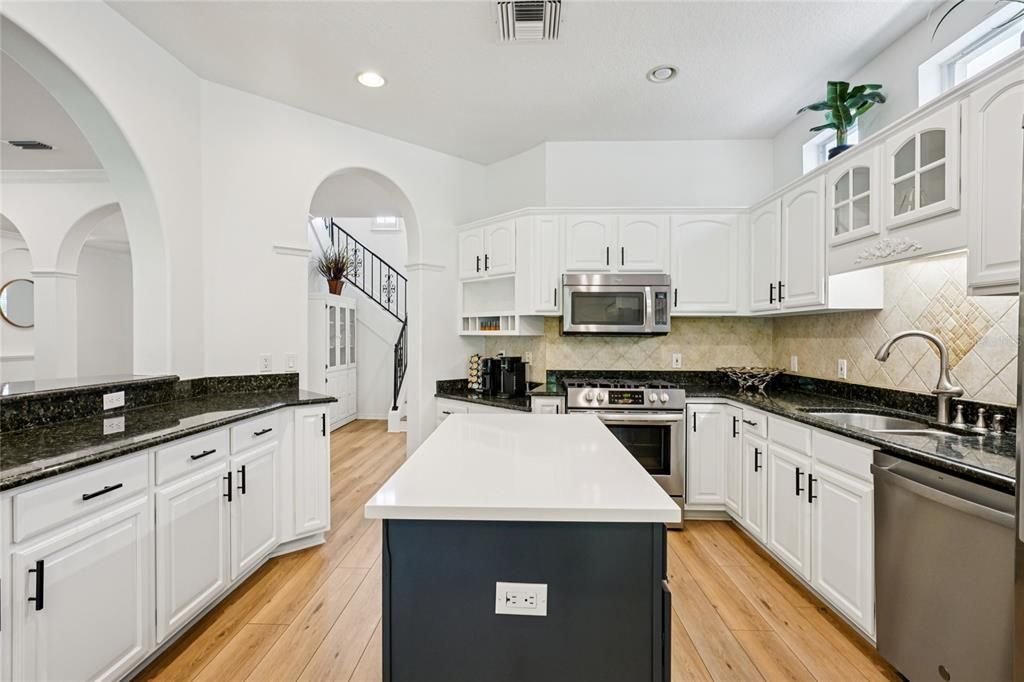 На продажу: $1,439,000 (4 спален, 2 ванн, 3008 Квадратных фут)