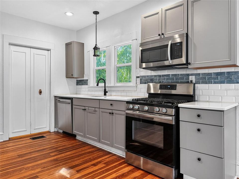 For Rent: $2,500 (3 beds, 2 baths, 1821 Square Feet)