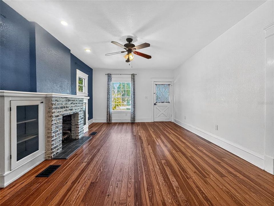 For Rent: $2,500 (3 beds, 2 baths, 1821 Square Feet)