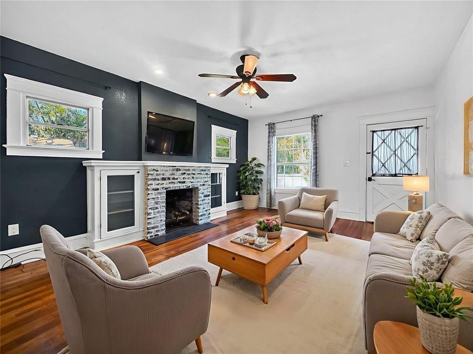 For Rent: $2,500 (3 beds, 2 baths, 1821 Square Feet)