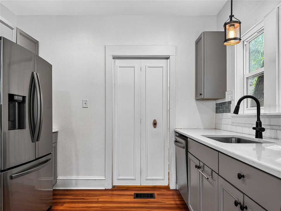 For Rent: $2,500 (3 beds, 2 baths, 1821 Square Feet)