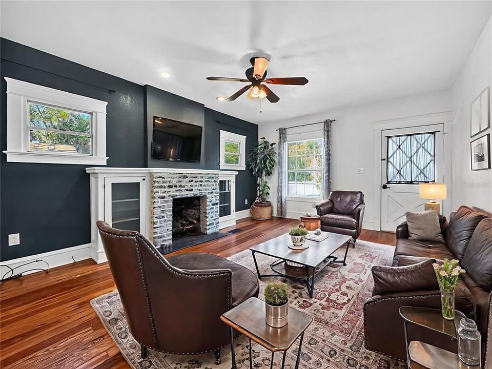 For Rent: $2,500 (3 beds, 2 baths, 1821 Square Feet)