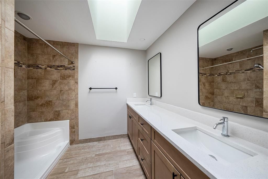 合同活跃: $275,000 (2 贝兹, 2 浴室, 1614 平方英尺)