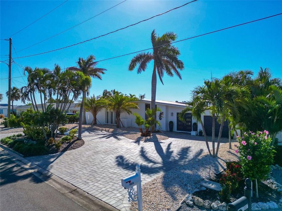 Active With Contract: $1,349,000 (3 beds, 2 baths, 1620 Square Feet)