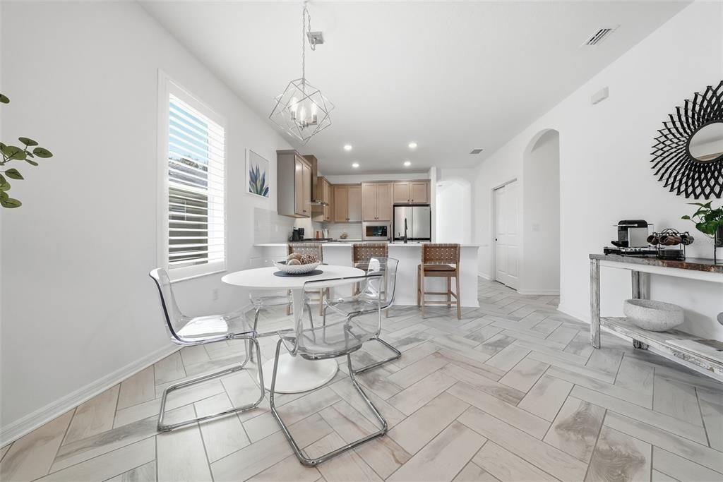 Под контрактом: $359,900 (3 спален, 2 ванн, 1820 Квадратных фут)