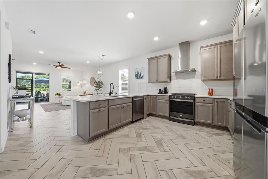 Под контрактом: $359,900 (3 спален, 2 ванн, 1820 Квадратных фут)