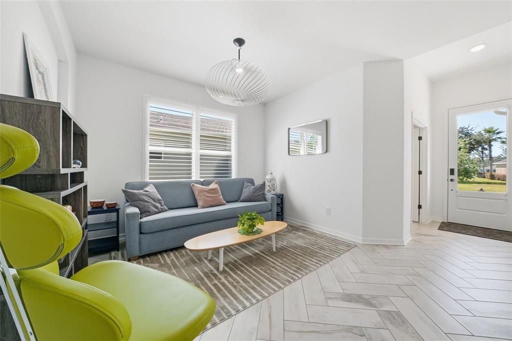 Под контрактом: $359,900 (3 спален, 2 ванн, 1820 Квадратных фут)