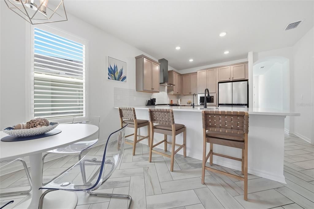 Под контрактом: $359,900 (3 спален, 2 ванн, 1820 Квадратных фут)