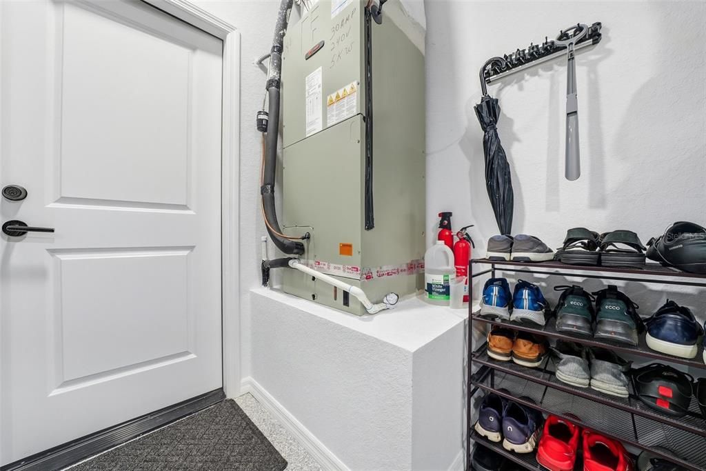 Под контрактом: $359,900 (3 спален, 2 ванн, 1820 Квадратных фут)