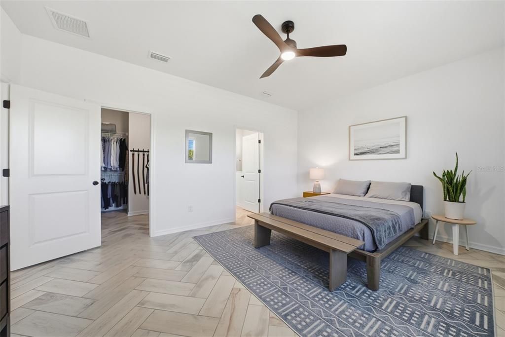 Под контрактом: $359,900 (3 спален, 2 ванн, 1820 Квадратных фут)