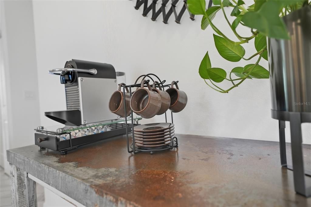 Под контрактом: $359,900 (3 спален, 2 ванн, 1820 Квадратных фут)