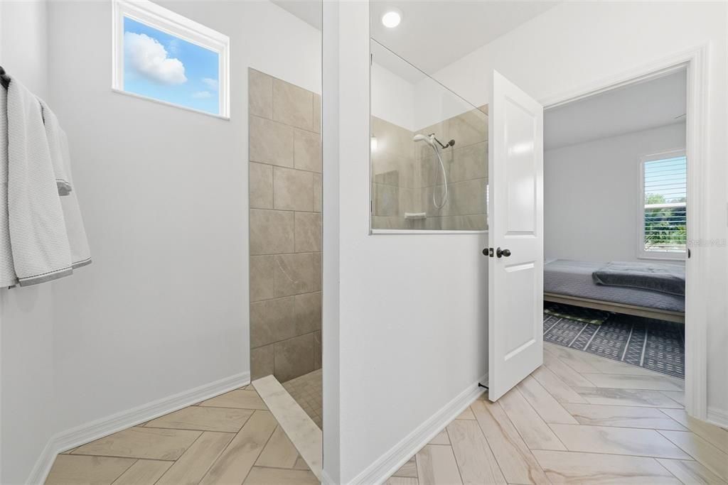 Под контрактом: $359,900 (3 спален, 2 ванн, 1820 Квадратных фут)