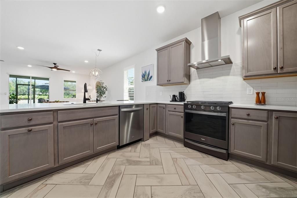 Под контрактом: $359,900 (3 спален, 2 ванн, 1820 Квадратных фут)