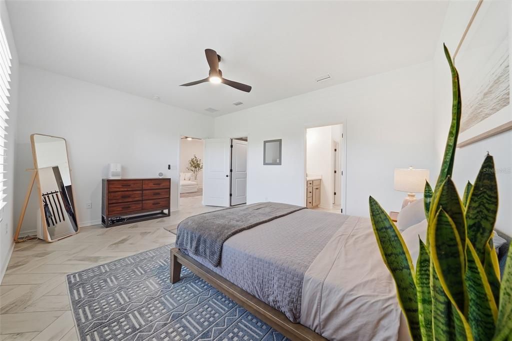 Под контрактом: $359,900 (3 спален, 2 ванн, 1820 Квадратных фут)