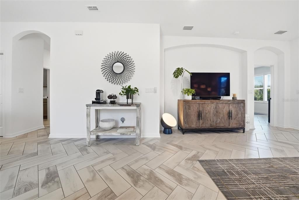 Под контрактом: $359,900 (3 спален, 2 ванн, 1820 Квадратных фут)