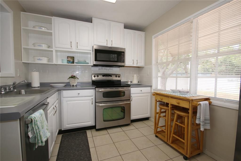 For Rent: $2,000 (3 beds, 2 baths, 1139 Square Feet)