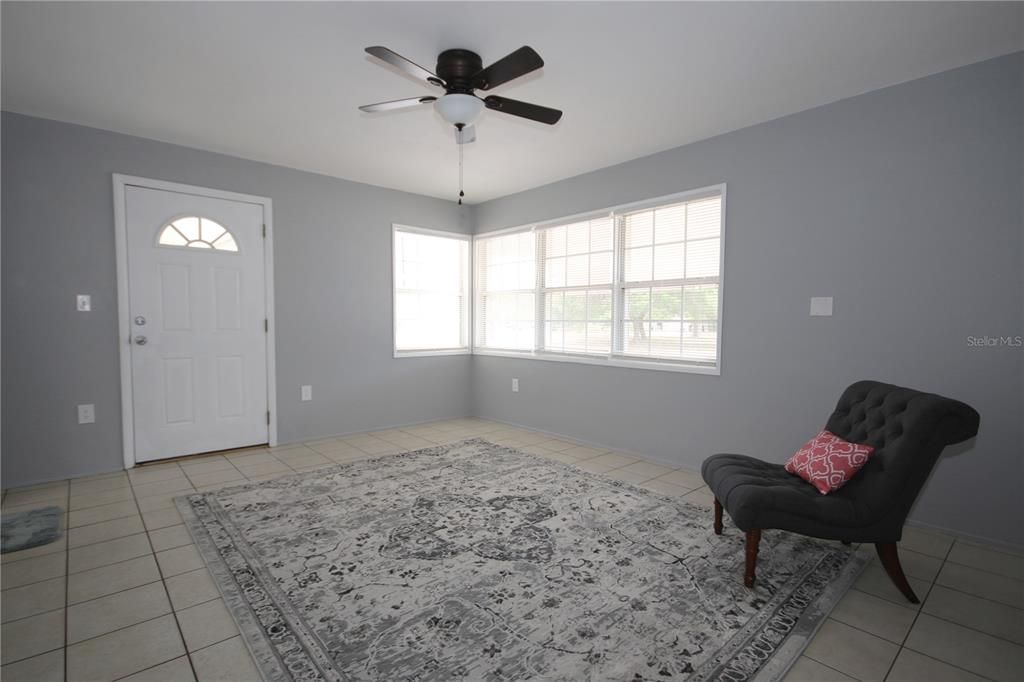 For Rent: $2,000 (3 beds, 2 baths, 1139 Square Feet)